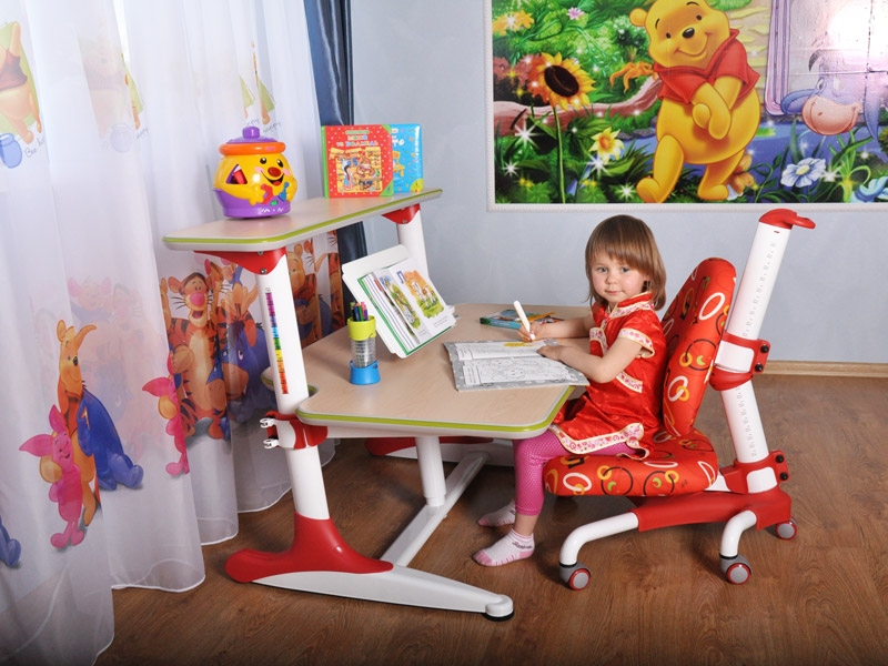 Детские регулируемые столы и кресла